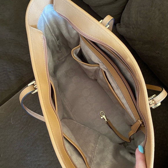 Michael Kors Bag - LIKE NEW! - Picture 5 of 5